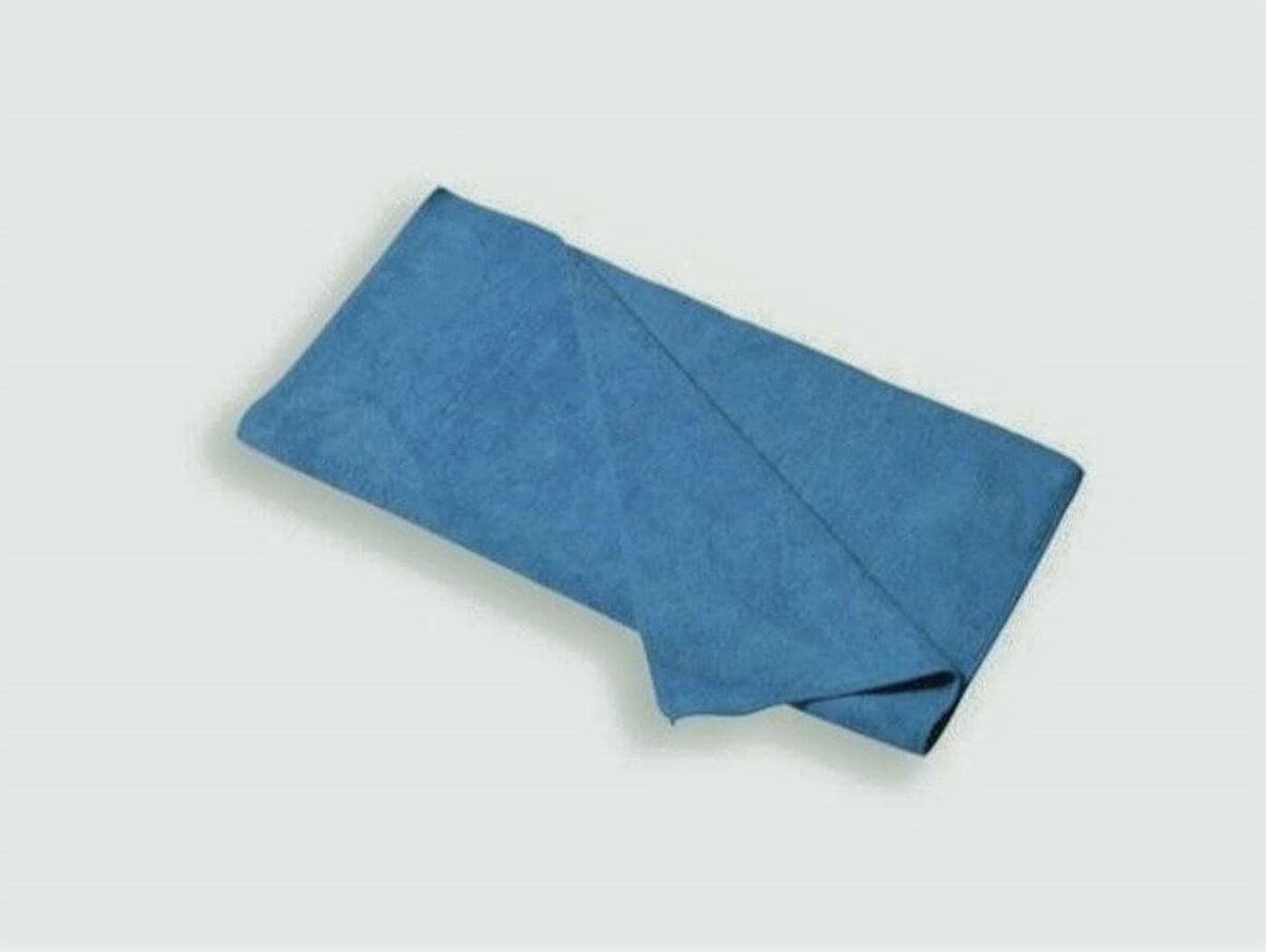 Чем попало вытирать экран нельзя. Обязательно обзаведитесь микрофибровой салфеткой