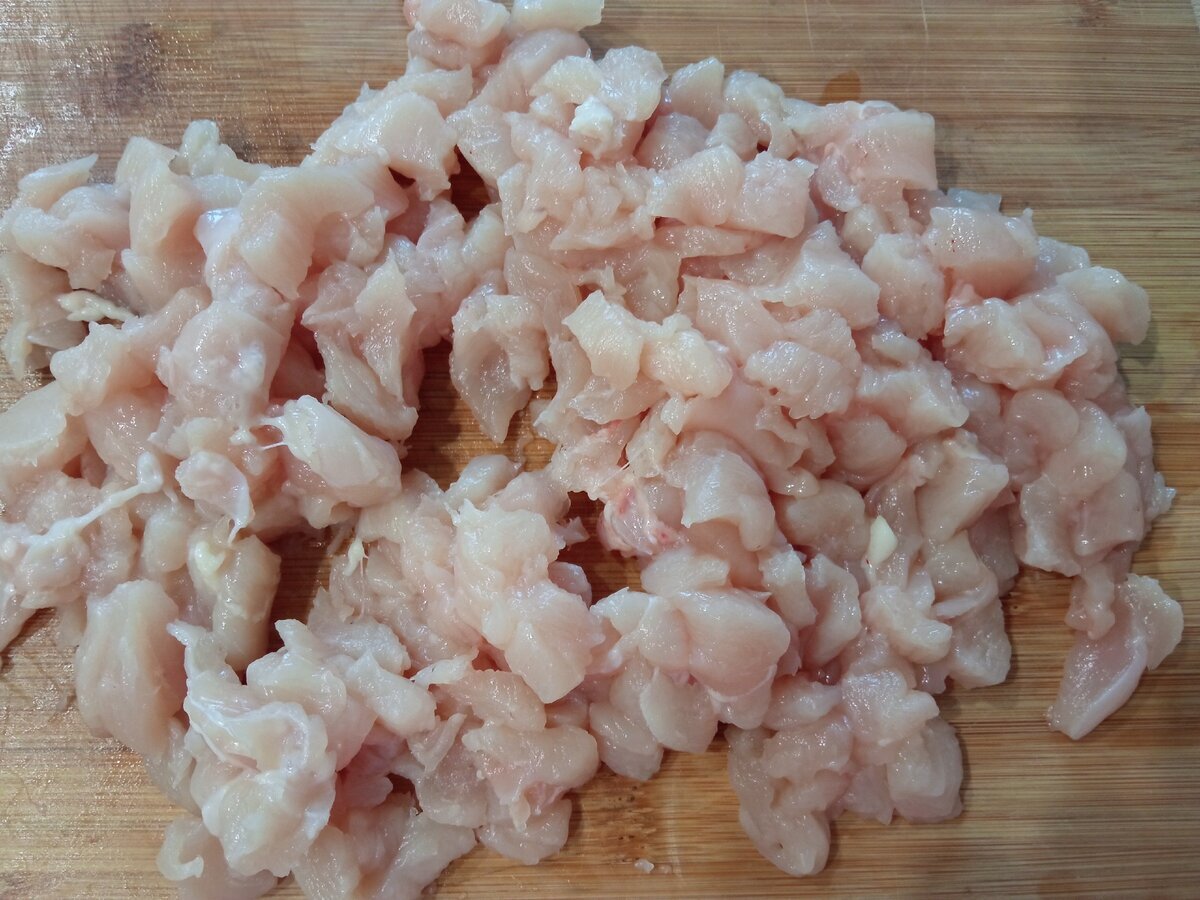 куриную грудку мелко режу.