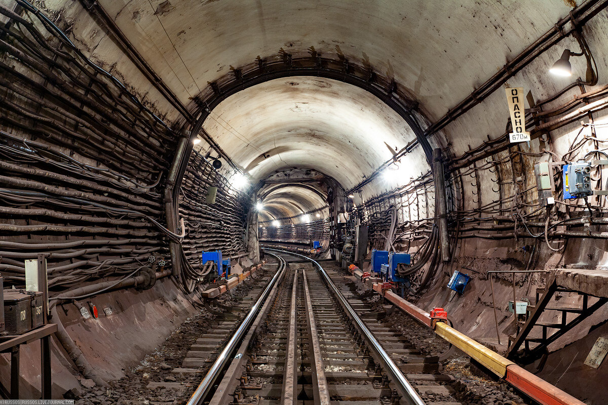 Сторону метро. Московский метрополитен ночь. Метро ночью. Ночное метро тоннель. Метрополитен ночью.