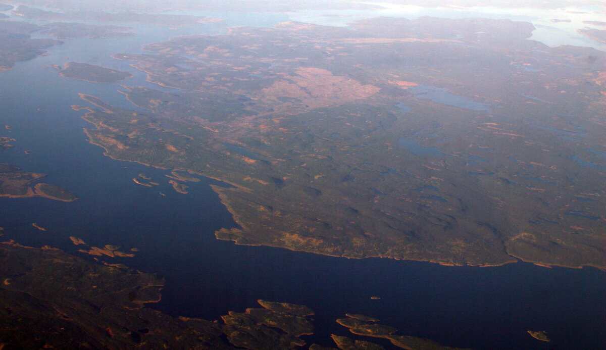 Казалось бы, по всем канонам геометрии площадь острова в озере никак не может превышать площадь самого озера, но не в этот раз