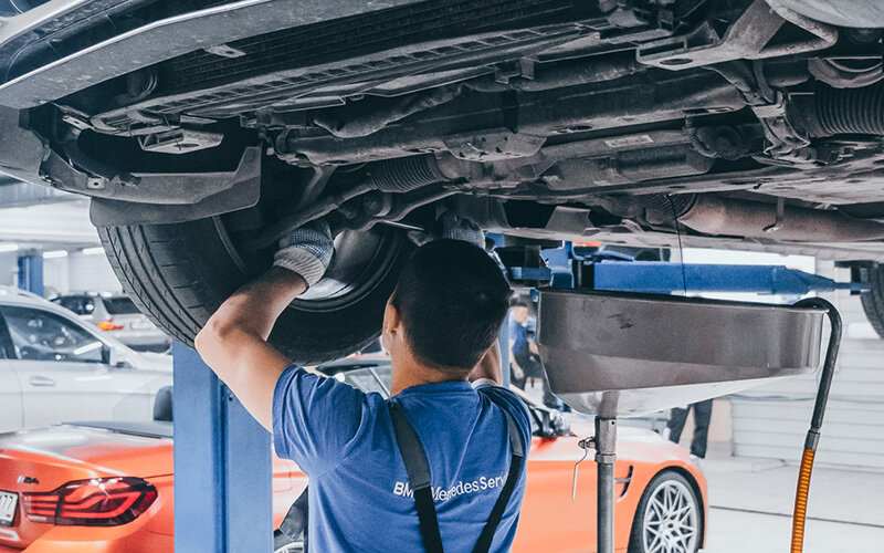 Машина в автосервисе. Автосервис мерседес. Техническое обслуживание mercedes. Mercedes benz сервис. Техническое обслуживание mercedes.