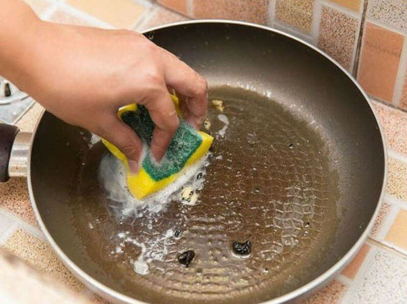 Отмыть крышку сковородки. Мытье сковородки. Для очистки сковороды. Мытье кастрюли. Помыть сковороду.