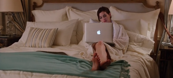 Этот фильм надо смотреть, как героиня Энн Хэтэуэй. Кадр из фильма.