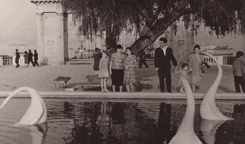 Были времена, когда к фонтану приходили просто полюбоваться грацией фигурок лебедей