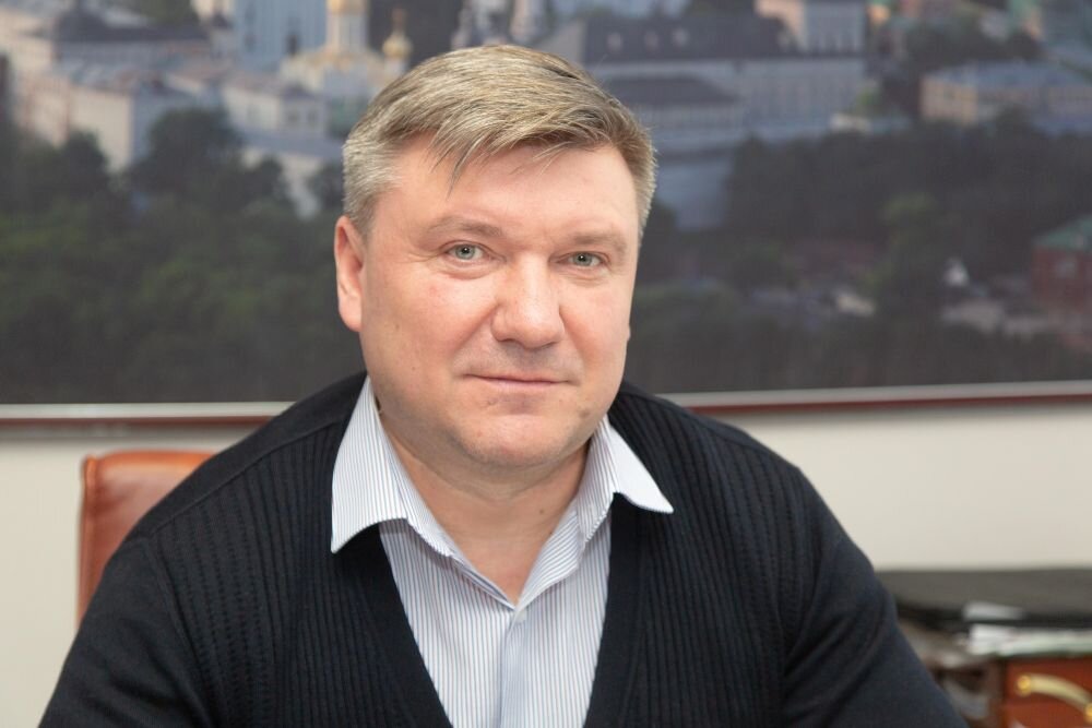 — Сергей Фёдорович, постановление о начале отопительного сезона подписано главой округа, котельные производят пробные пуски. Почему мы не стали ждать норматива, те самые пять дней, в течение которых температура не будет превышать + 8 °С?