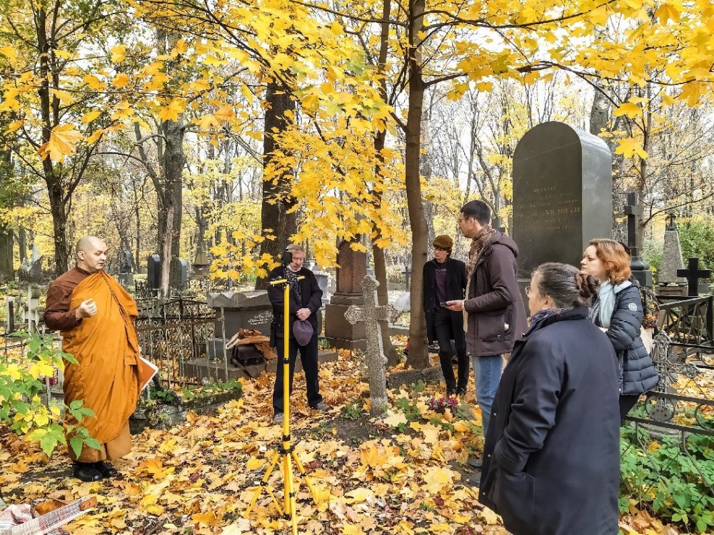 Субботник на Смоленском лютеранском кладбище. Фото предоставлено Топпером Панньяавудхо