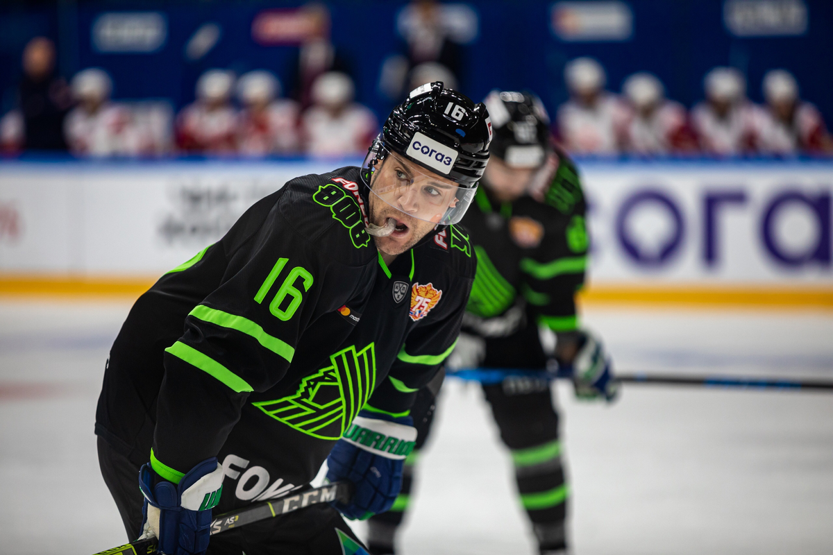 Джефф Плэтт, нападающий ХК «Салават Юлаев»:
- Сегодня были качели, настоящие американские горки. Как только мы забили вторую шайбу, я почувствовал, что над нами сейчас взорвётся потолок. Конечно, мы не можем гордиться всей игрой, но мы можем гордиться командными усилиями, которые мы сегодня показали, и нашему камбэку. Мы должны понимать, что в общем и целом мы провели не самый удачный матч. Но важно, что мы сегодня выиграли, проявили характер.
- У вас 20 игр без заброшенных шайб. Что не получается?
- Естественно, я не доволен этим. Но главное, мне удаётся другими способами команде помогать. У нас очень классная команда в этом году, мы хорошо играем на данный момент.