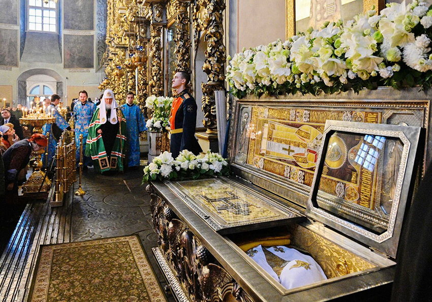 Поклонение мощам патриарха Тихона в Донском монастыре