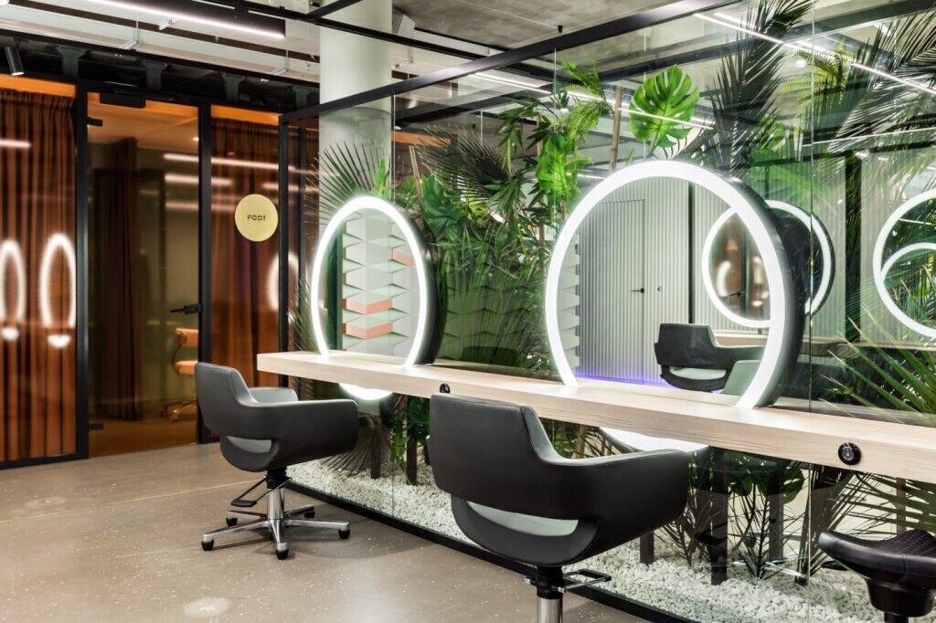 Бьюти-коворкинг, что это такое? Это помещение салона или студии красоты с оборудованием и рабочими местами для мастеров бьюти сферы.
