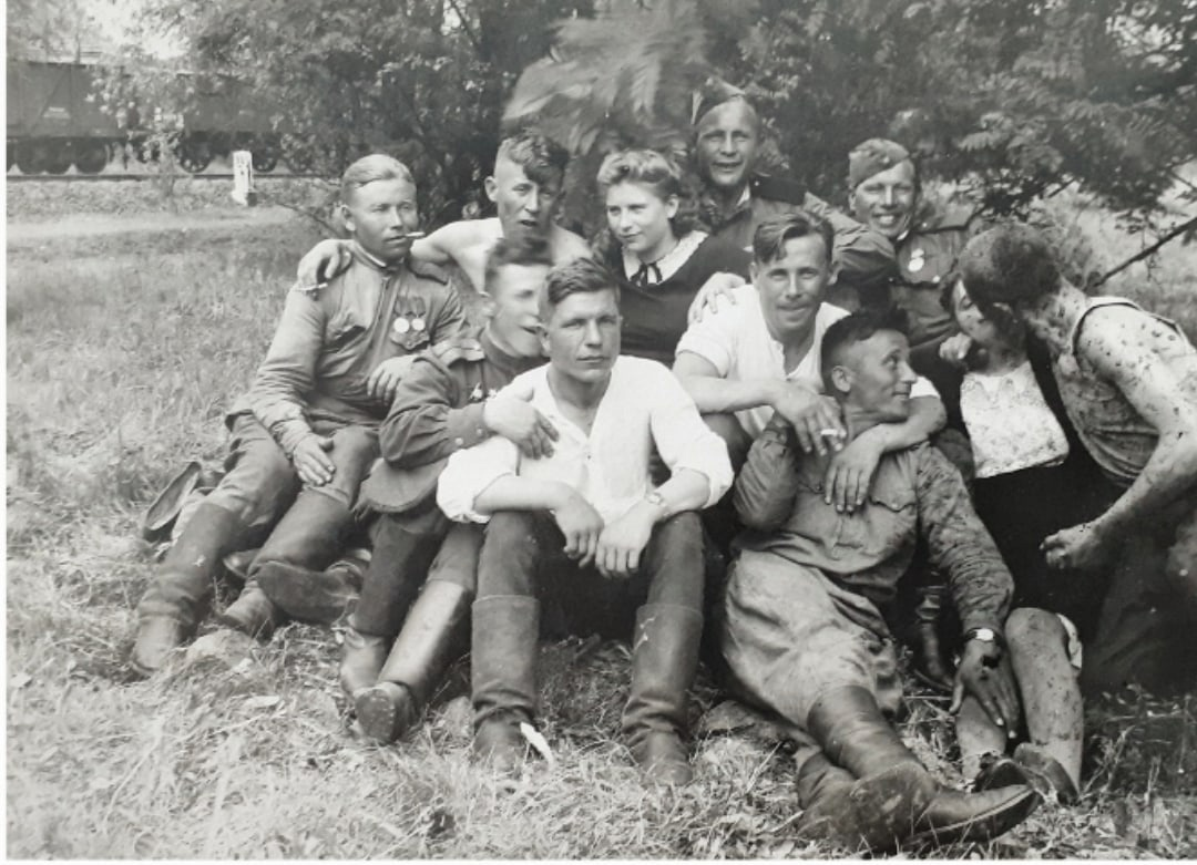 Здравствуйте, мои дорогие. История это очень важная часть нашей жизни... прожили день и он уже история... наша маленькая история, его не вернешь, а через какое-то время можно и забыть.-7