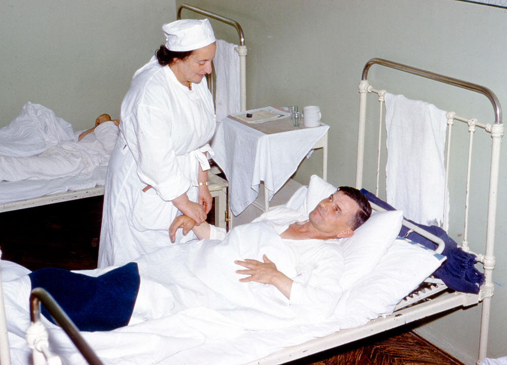 Здравствуйте, мои дорогие. История это очень важная часть нашей жизни... прожили день и он уже история... наша маленькая история, его не вернешь, а через какое-то время можно и забыть.-8