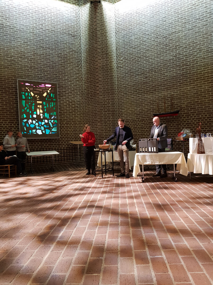 Обратите внимание на столы - там стоят разыгрываемые лоты. 