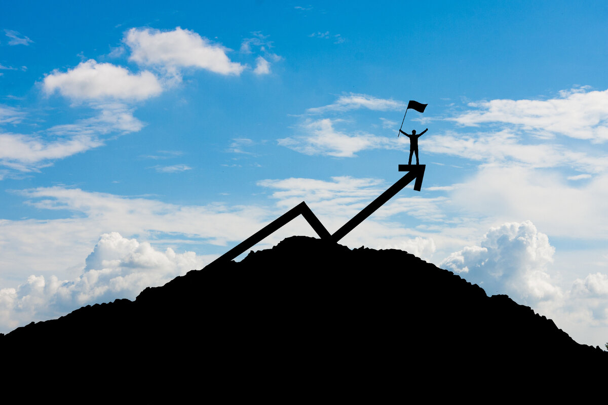 1. Что значит “сильный шахматист”? Для некоторых людей “сильный шахматист” означает "способный победить игрока среднего уровня". Если такое определение вам нравится, вам хватит рейтинга 1200-1400 баллов. На этом уровне вы можете побеждать тех, кто просто знает правила шахмат. Для кого-то быть “сильным шахматистом” значит - побеждать опытных игроков, уже играющих много лет. В этом случае вам нужно достичь рейтинга 1600 и выше.

Есть и те, для кого "сильный шахматист" никогда не проигрывает или побеждает почти всех соперников. На самом деле... это просто невозможно! Если вы не Магнус Карлсен, вы будете часто выигрывать и столь же часто проигрывать. Поставьте перед собой разумную цель и стремитесь к ней!