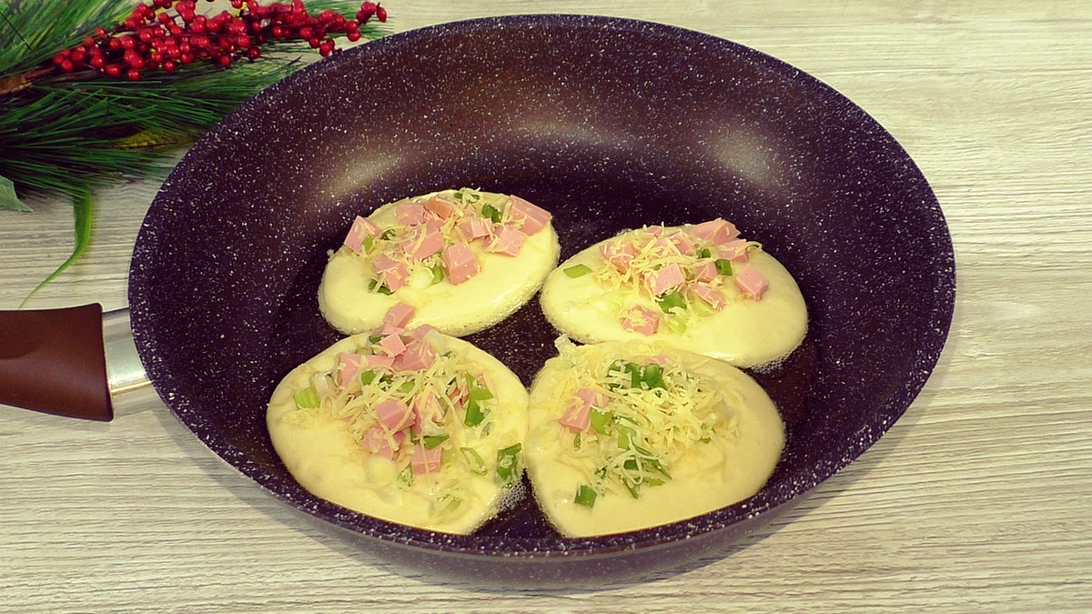 Оладьи с колбасой и сыром