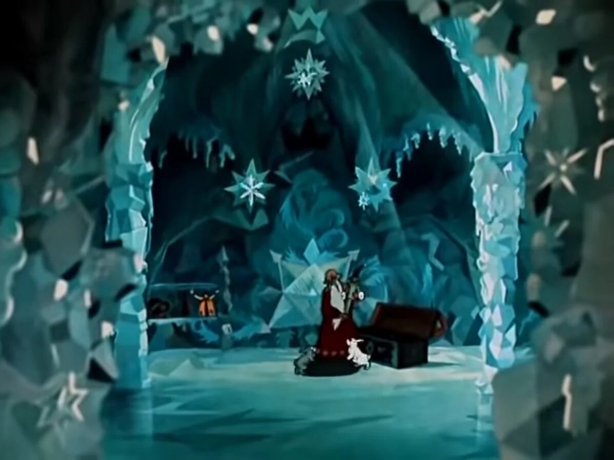 В гостиной высокие сводчатые потолки, фигурной формы окна.