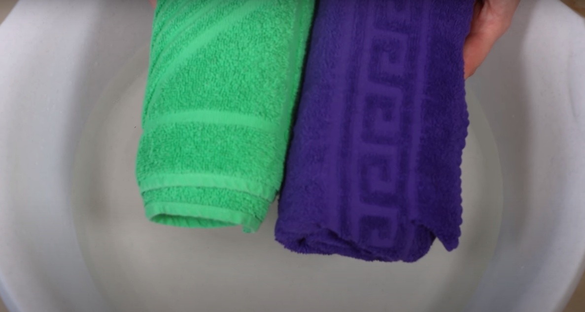 В чем замочить полотенца перед стиркой. Что делать если затхлый запах у микрофирбы тряпки.
