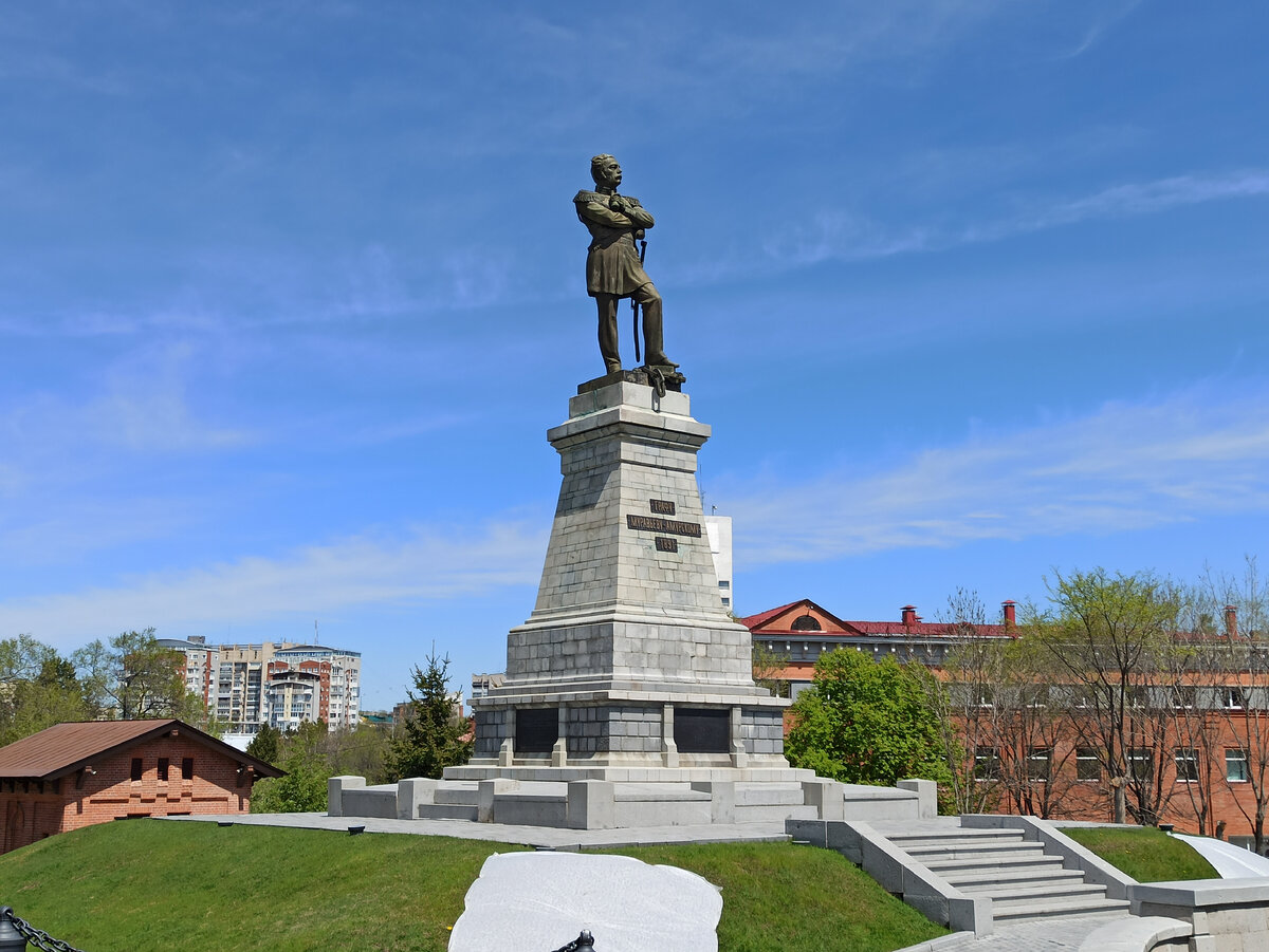 Памятник Муравьёву-Амурскому на Набережной в Хабаровске.