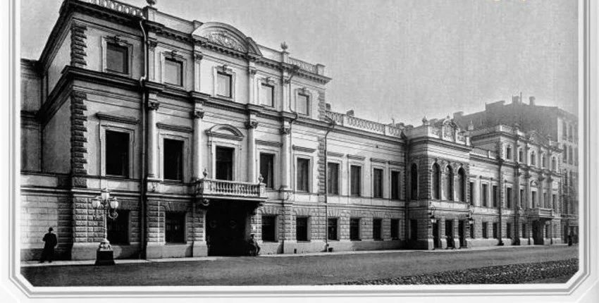 перестроенный дом Апрелевых впоследствии принадлежал роду Барятинских, а потом в нем жила великая княжна Ольга Александровна