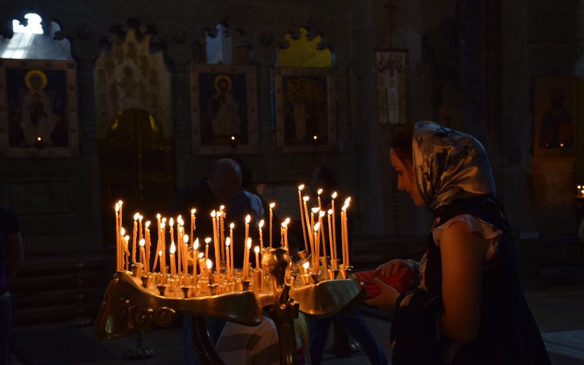 Фотосессия в церкви со свечей