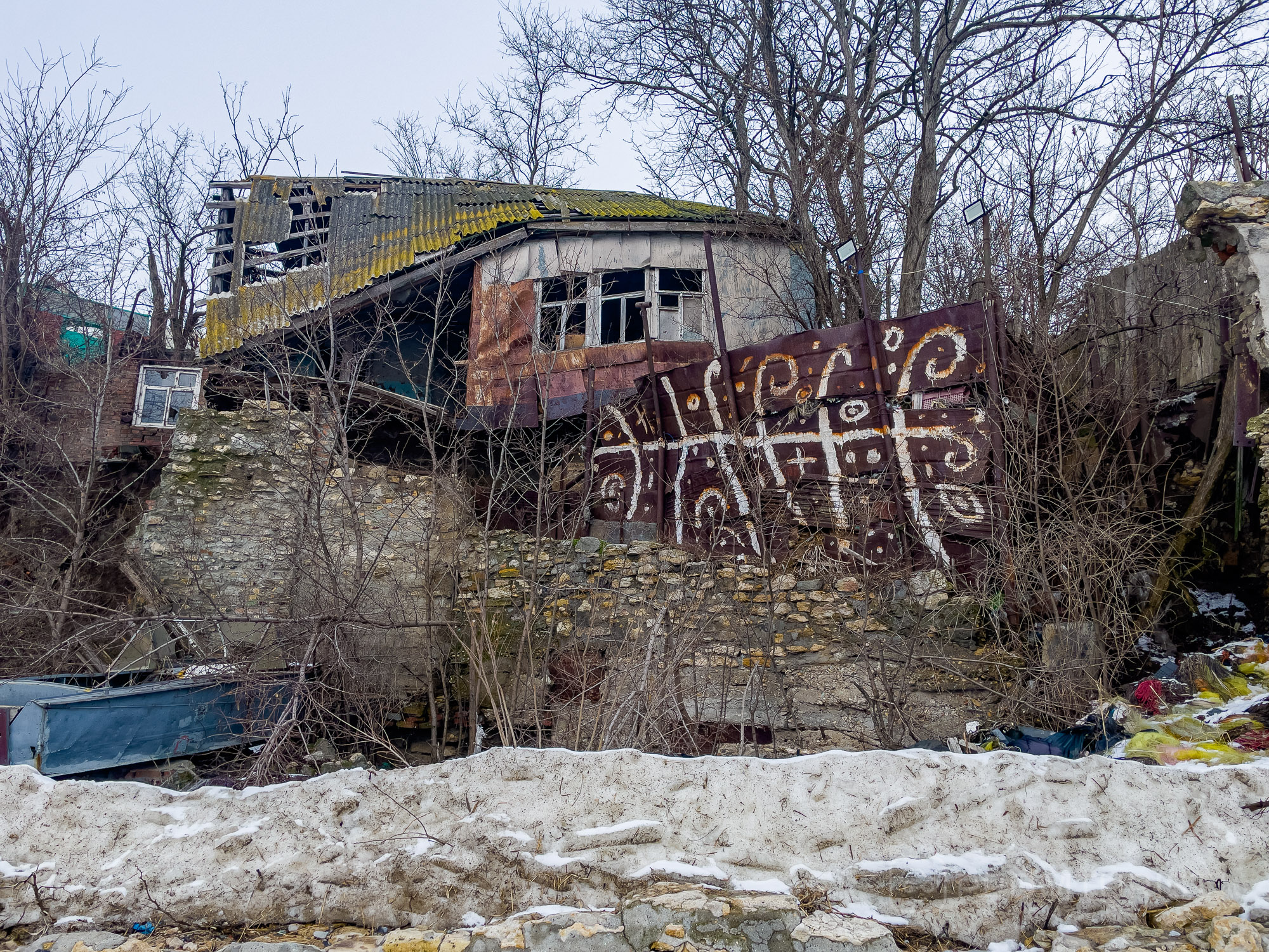 Сползающая в воду заброшенная деревня. Это в России ???4