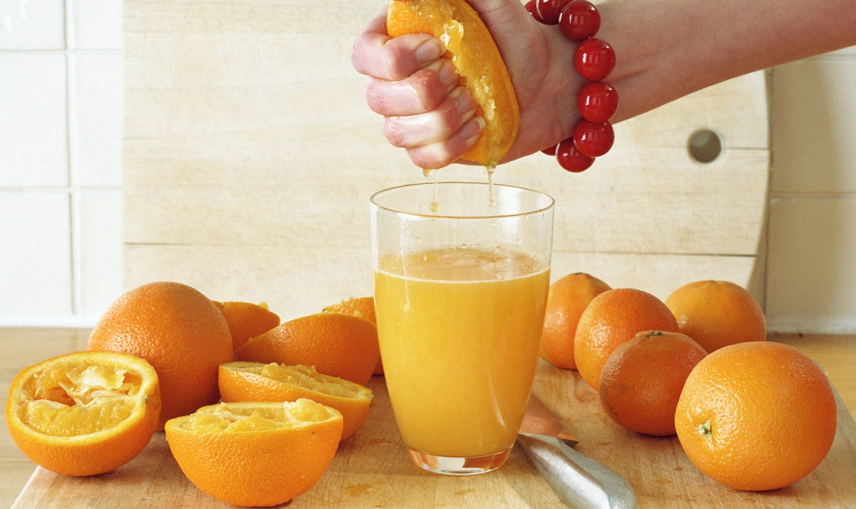 Есть фрукты на голодный желудок. Выжимает сок. Апельсиновый сок. Свежевыжатый апельсиновый сок. Выжать сок из апельсина.