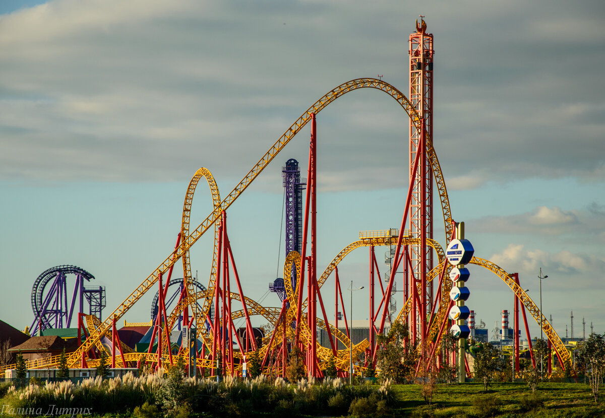 Sochi park. Сочи американские горки Сочи парк. Олимпийский парк в Сочи аттракционы. Американские горки в Адлере Олимпийский парк. Сочи парк американская горка.