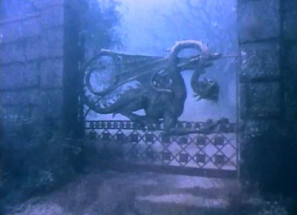 Вступительная заставка сериала "Байки из склепа". Вы только посмотрите на эти роскошные кованые ворота на входе в особняк Хранителя склепа.