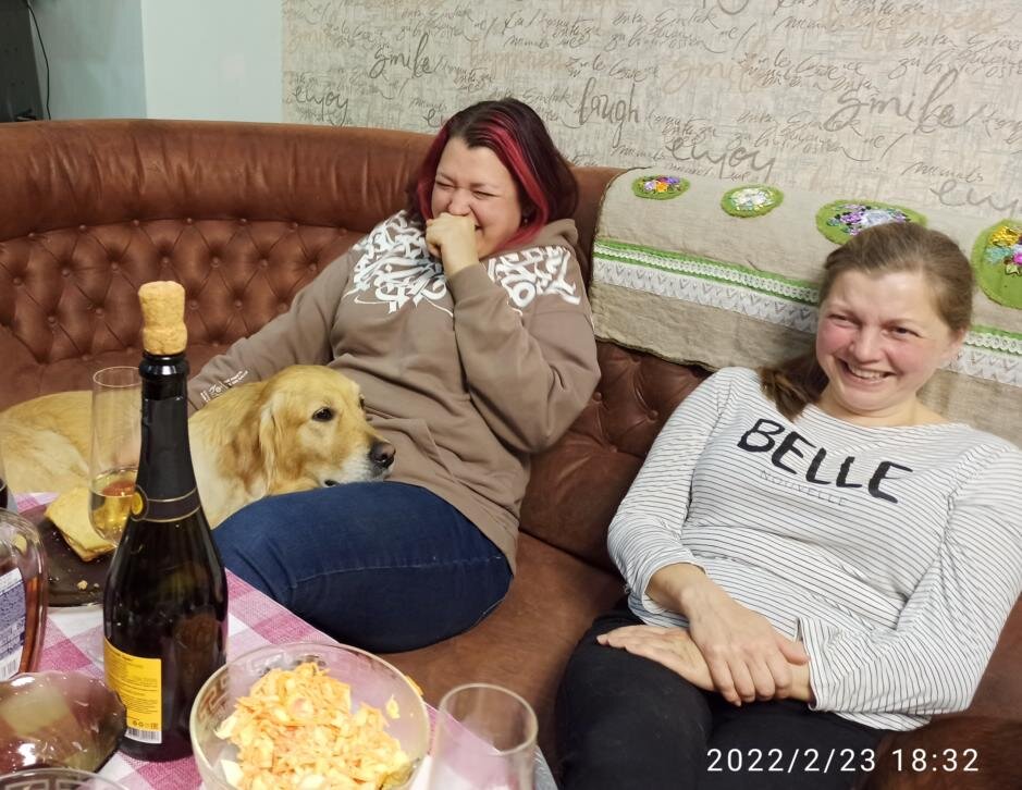 Кажется, это одна из нас рассказывает о то, как её собака украла со стола и объелась пикантными куриными наггетсами из KFC, а мы умираем со смеху. 