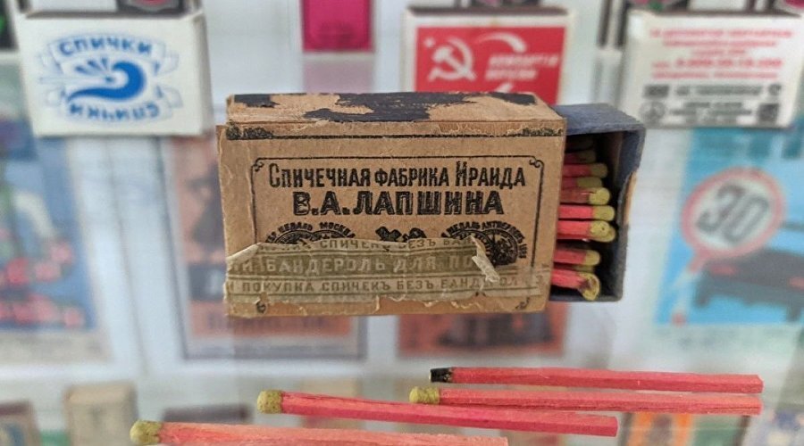 Самый старый коробок спичек на выставке «За спичками…» / Фото: пресс-служба Феодосийского музея древностей
