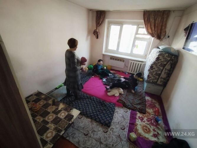 Фото 24.kg. Комната общежития, в которой умещаются две семьи