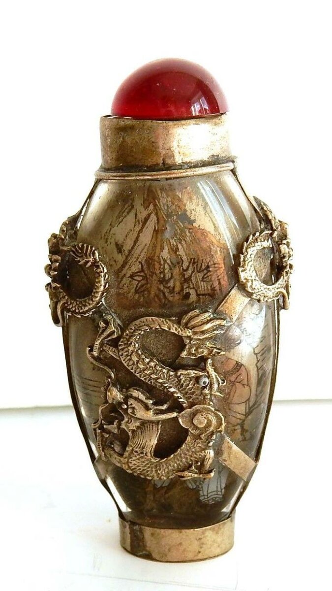 Стеклянный сосуд для духов. Материл взят из свободного источника.