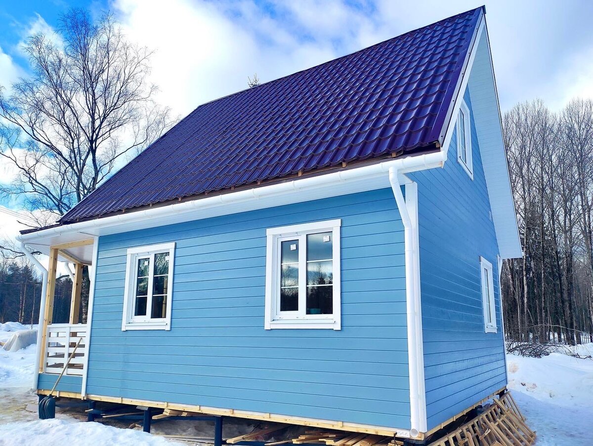 Внешняя отделка выполнена имитацией бруса с заводской окраской