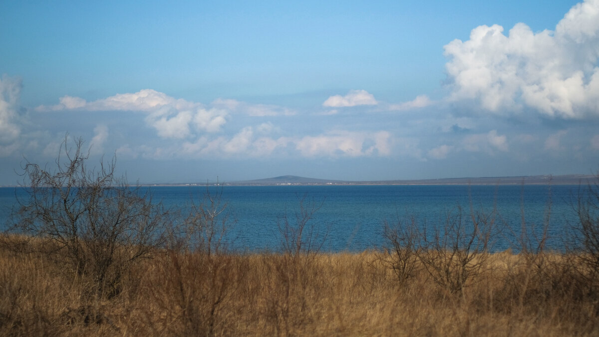 Вид на гору Горелая, территория музея-заповедника «Фанагория», март 2022 г.