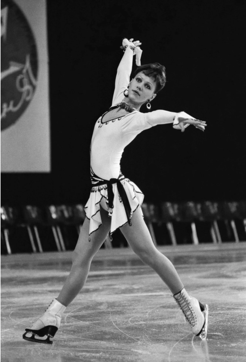 За что? Может быть, в близости отказала — частый мотив убийства при совместном распитии алкоголя. Может быть, «чтобы на место поставить» — и такой мотив встречается.