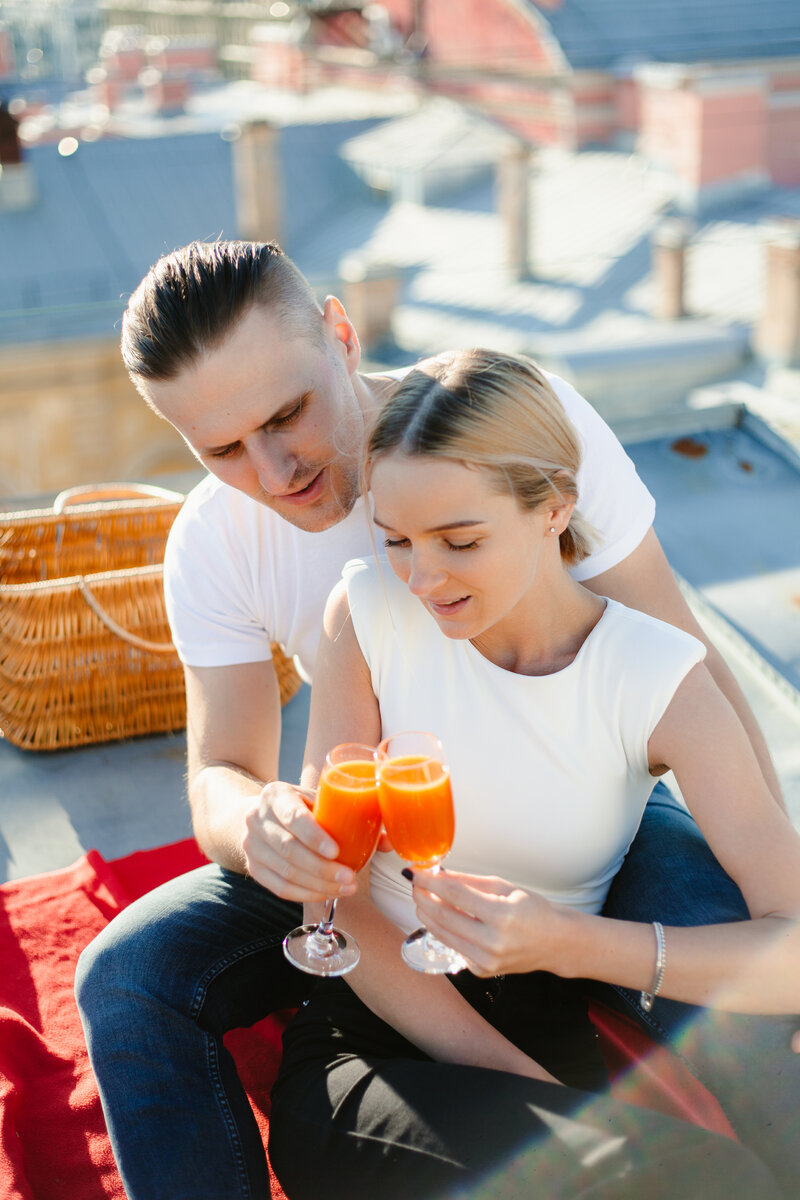 Влюбленные на питерской крыше