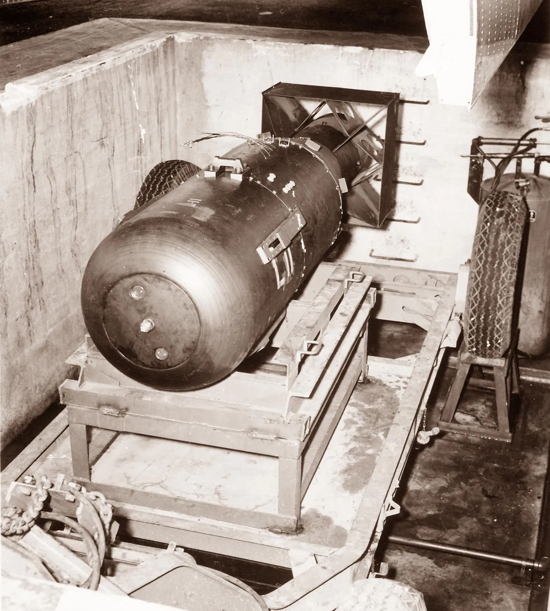 Бомбы с ураном. Атомная бомба "Толстяк", Нагасаки. Атомная бомба малыш Хиросима. Бомба малыш Хиросима и Нагасаки. Атомная бомба «малыш» (little boy).