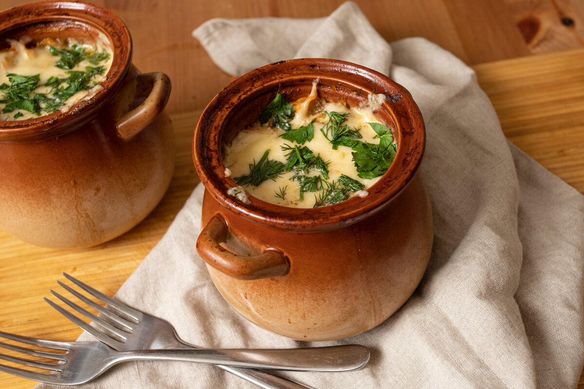 Мясо с картошкой в горшочках.