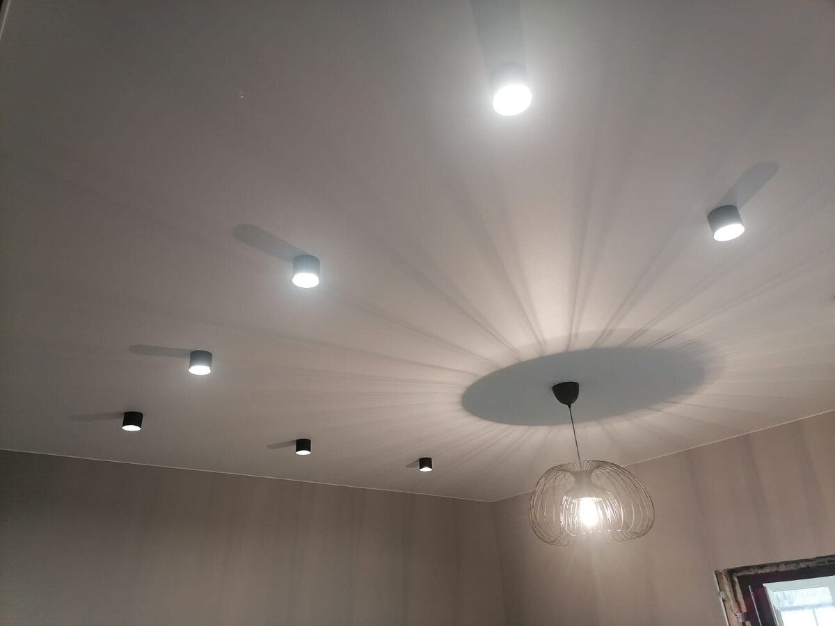 Потолок: белый сатин. Освещение: светильники и люстра.