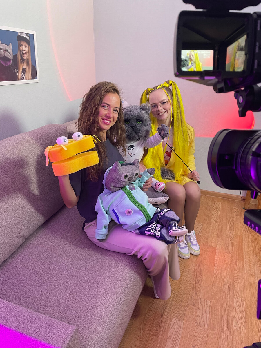 
Я обрадовалась, и подумала как классно, что телевидение стало интересоваться искусством Чревовещания, и что надо обязательно принять участие в съёмках, чтобы ещё больше людей узнало, и те кто забыл вспомнили, о таком редком жанре в России, как искусство Чревовещания.
Но я сообщила продюсеру , что на данный момент не могу сниматься, так как болела ковидом😔 И попросила съёмки перенести. 
Прошло три месяца, и я подумала, что про меня забыли. 