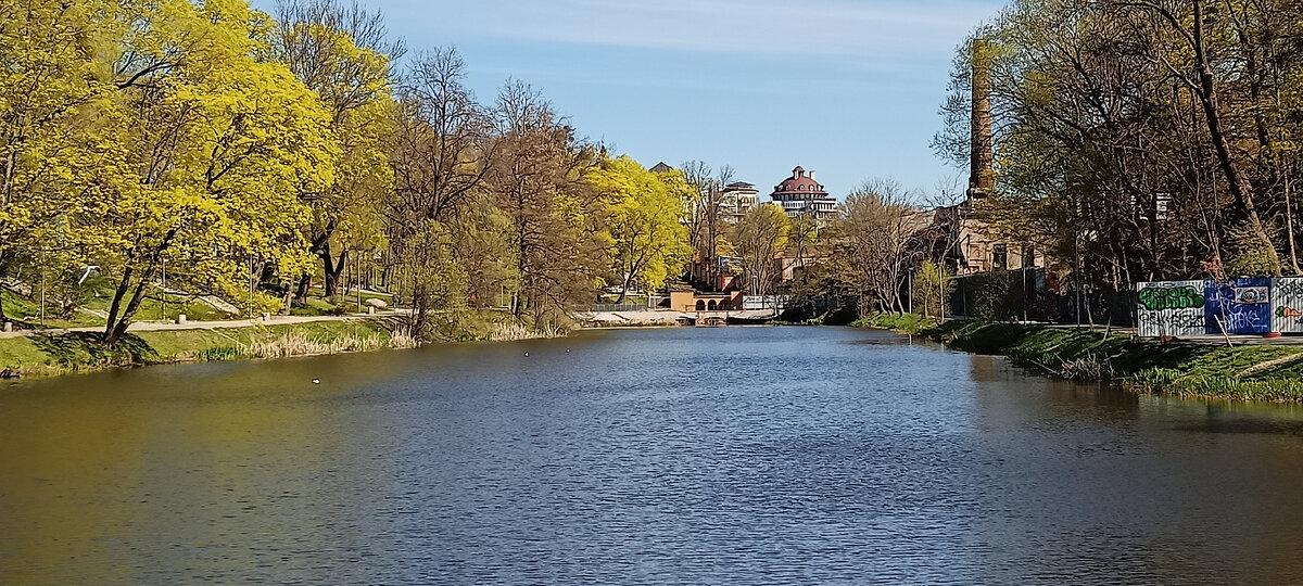 Справа останки сгоревшего ликеро-водочного завода