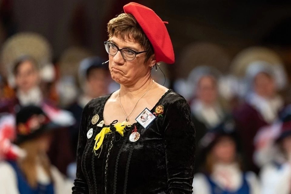 Это министр обороны ФРГ! http://mtdata.ru/u25/photo3439/20675968713-0/original.jpg