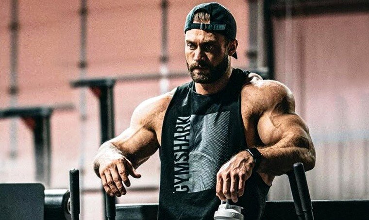 В очередной раз хочу затронуть тему застоя результатов. Приходится это делать, поскольку, судя по вашим письмам, многие так и недопонимают огромного значения в циклировании тренировок, в периодизации как таковой. Многие уверены, что циклировать нагрузки нужно только тогда, когда встали результаты – это большая ошибка, которая может стоить многого.

Плато в тренировках — это состояние организма человека, при котором прекращается рост тех или иных физических параметров (сила, выносливость, скорость, гибкость) из-за мышечной адаптации к нагрузке. Также тренировочное плато может быть связано с перетренированностью.

Во-первых, если вы подошли к «плато» – так называется состояние, когда прекращается прогресс, то это говорит о больших проблемах. И эти проблемы носят разносторонний характер. В первую очередь это угнетение ЦНС, а без нормальной работы нервной системы не будет толку ни от каких действий организма.

Во-вторых, перегружен сухожильно-связочный аппарат, а вкупе этих двух факторов до травмы, которая может выбить вас из вашего любимого дела, рукой подать, а выбыть может от нескольких месяцев до полного прекращения тренировок, навсегда. Естественно, что и мышечная система перегружена, да что там разделять – весь организм мы своим тупоумием и юношеским максимализмом привели в ужасное состояние. Даже среди моих учеников много людей, которые пишут мне, что понимают смысл слова «периодизация», но, друзья, нужно не понимать, а применять.

Я всегда придерживаюсь того, что проповедую, и если вы видите какие-то мои советы, рекомендации, это значит, что я их пропустил через себя по нескольку раз за 25-летний стаж перед тем, как предложить и рассказать о них вам. Если вы будете периодизировать ваши нагрузки от тренировки к тренировке, то вероятность того, что вы достигнете «плато» или даже приблизитесь к нему, уменьшается в разы и практически сводится к нулю.