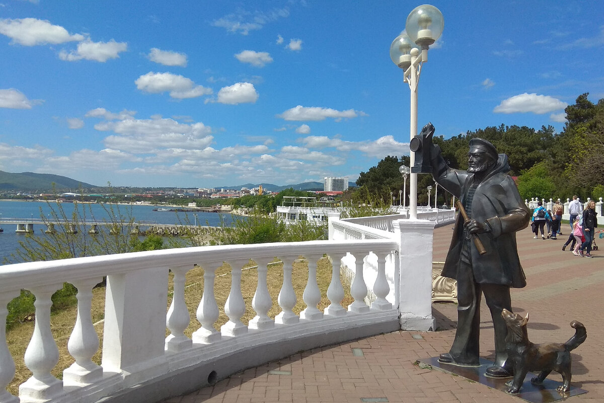 Скульптура "Старый маячник". Установлена возле здания створного маяка в 2011 году