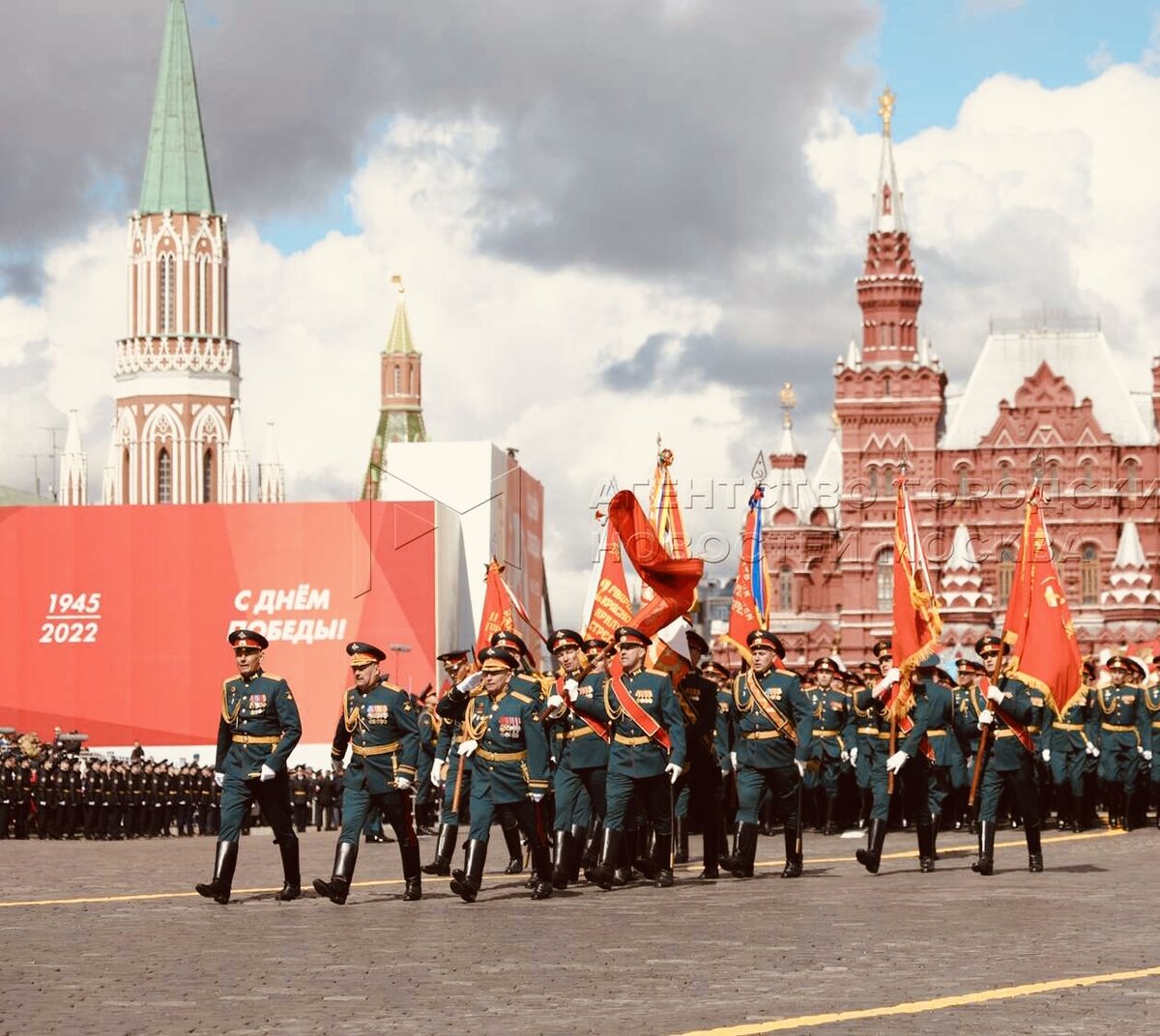 Ленин не имел отношения ни к Великой Отечественной войне, ни к победе в ней народа СССР. Но, с другой стороны, именно к подножью Мавзолея, а не к его драпировке, бросали нацистские знамена наши воины-победители в 1945 году. 