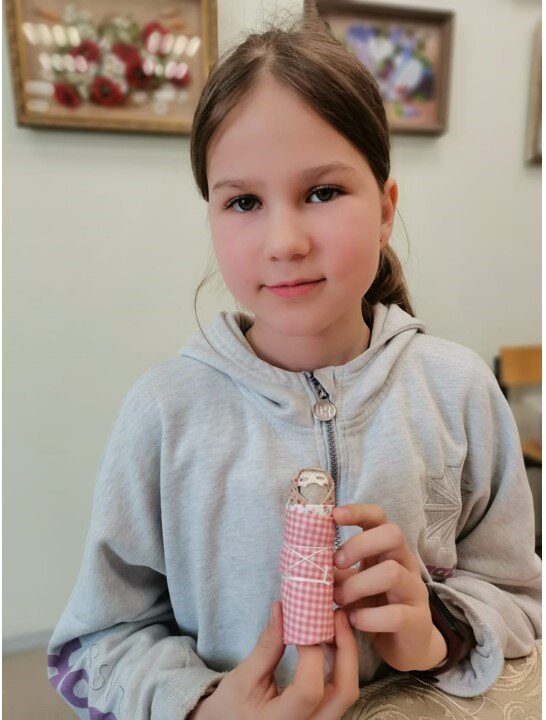 2. Скручиваем его по короткой стороне в столбик, который должен получиться в диаметре примерно 4 см. Если драп тонкий, можно сложить его вдвое.                                              3. Получившийся валик обматываем любой нитью, чтобы он не «развалился». Концы нитей скручиваем между собой.