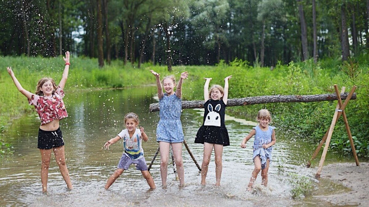 Что делать, если дети жаждут босоногих приключений, хотят поиграть в Робина гуда, измазать носы земляникой, а взрослых пугают ночевки в спальниках, вечная перловка на обед и речка вместо душа..