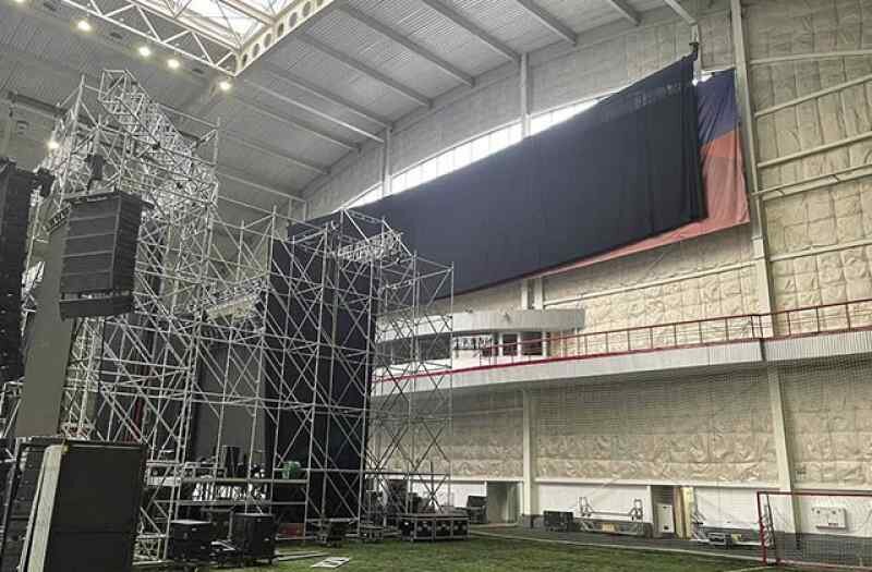 Концертная площадка в Омске 28 апреля перед выступлением группы "Би-2".