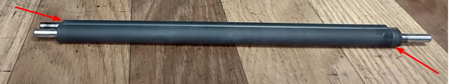 Ближе к нам расположен вал первичного заряда из картриджа Samsung, дальше - вал первичного заряда от картриджа DK-1110