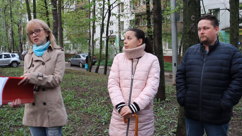 Жильцы сносимой пятиэтажки. Источник: YouTube / Хруст реновации 