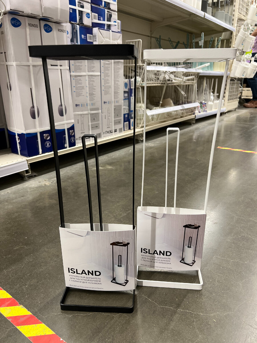 Интересный напольный держатель для туалетной бумаги с полочкой. Плюс, что для монтажа не нужно сверлить стену.